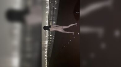 ✅苗条文静眼镜美少女各种户外场景大胆露出，天桥，江边各种人前极限露出，人前女神 人后小狗(26V) (3)