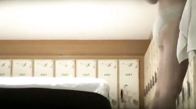 作死大神不知道怎么做到的，洞中真实偷拍浴室女更衣室内部春色